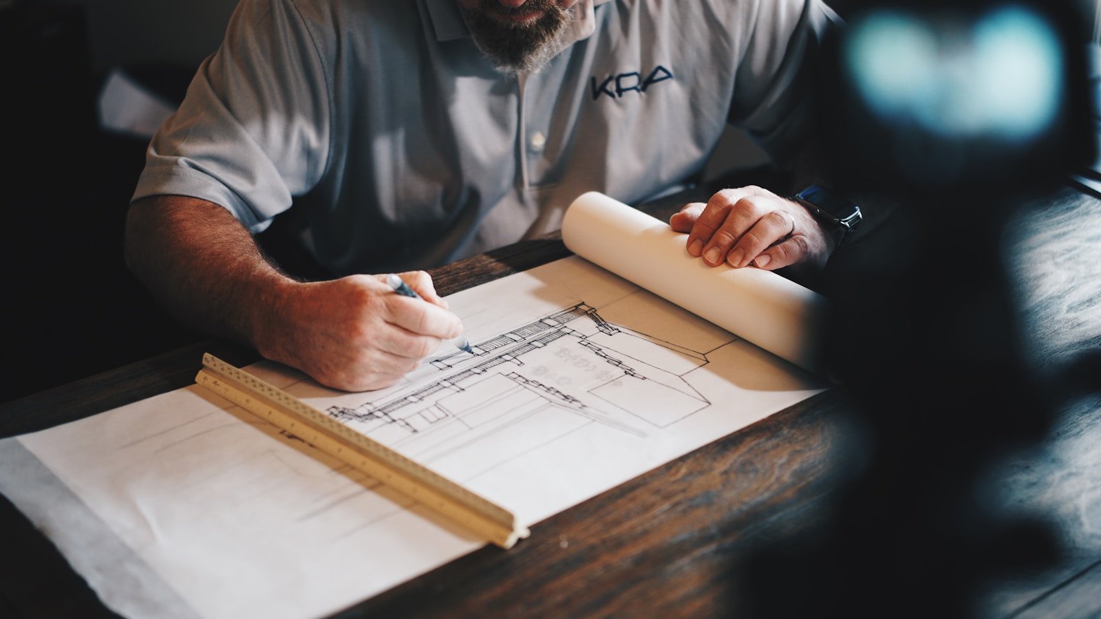 Arquitecto revisando planos de construcción